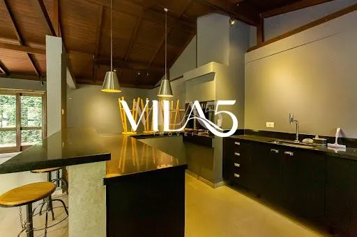 3-bedroom house with a bathtub in Curitiba — photo 16
