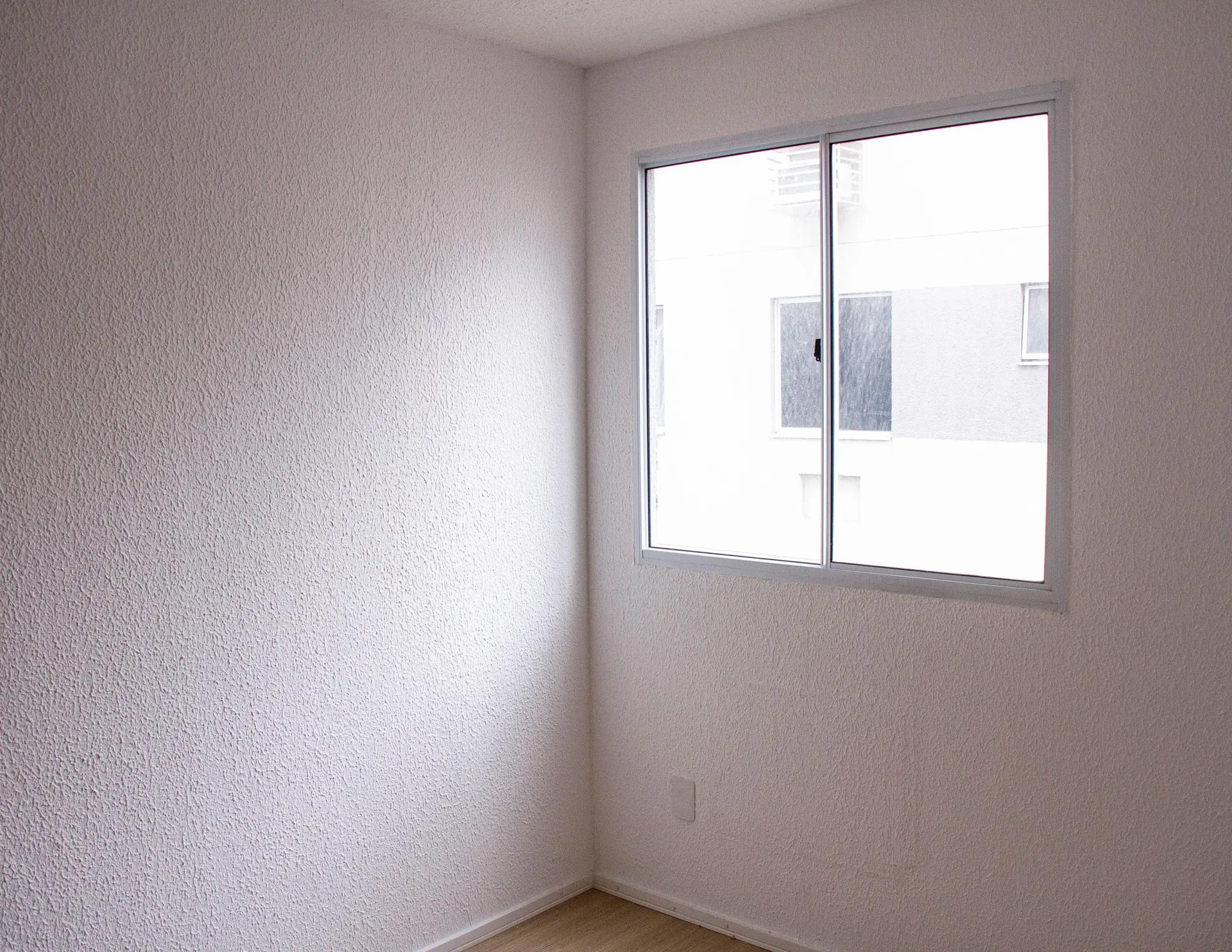 2-bedroom apartment with 1 bathroom and wood floors — photo 13