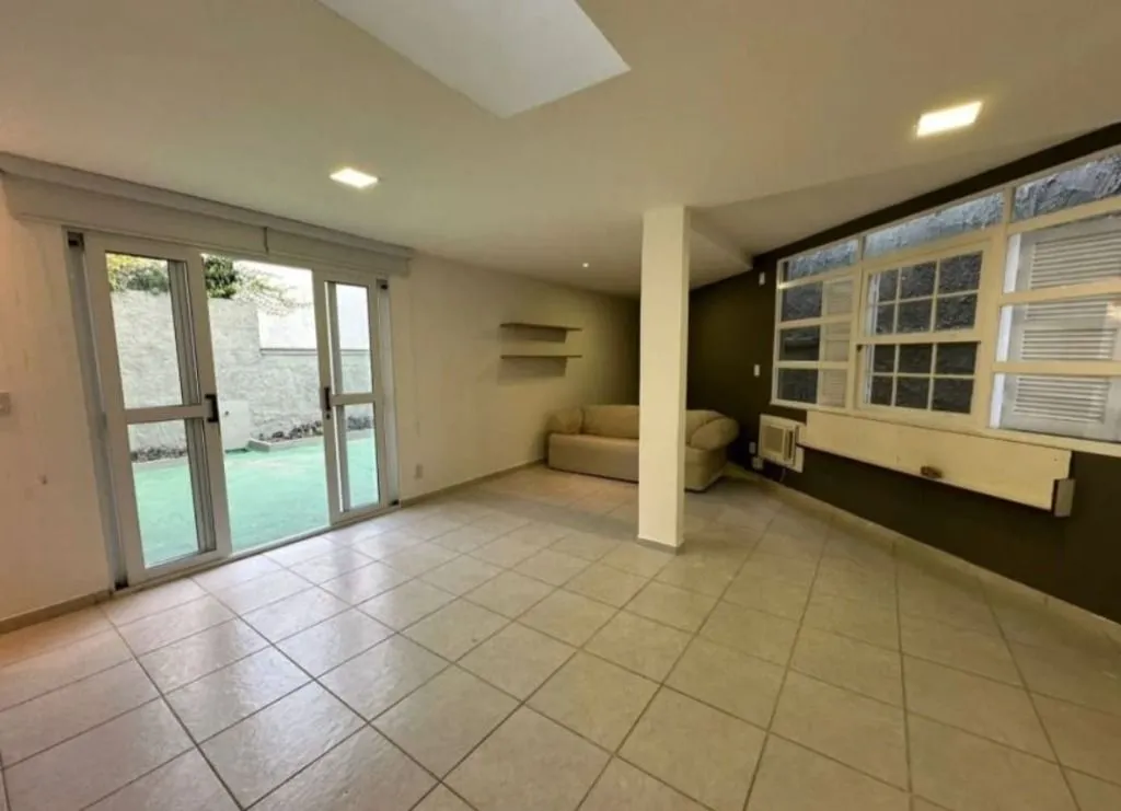 House with 5 bedrooms and 4 bathrooms, 647 m² — photo 18