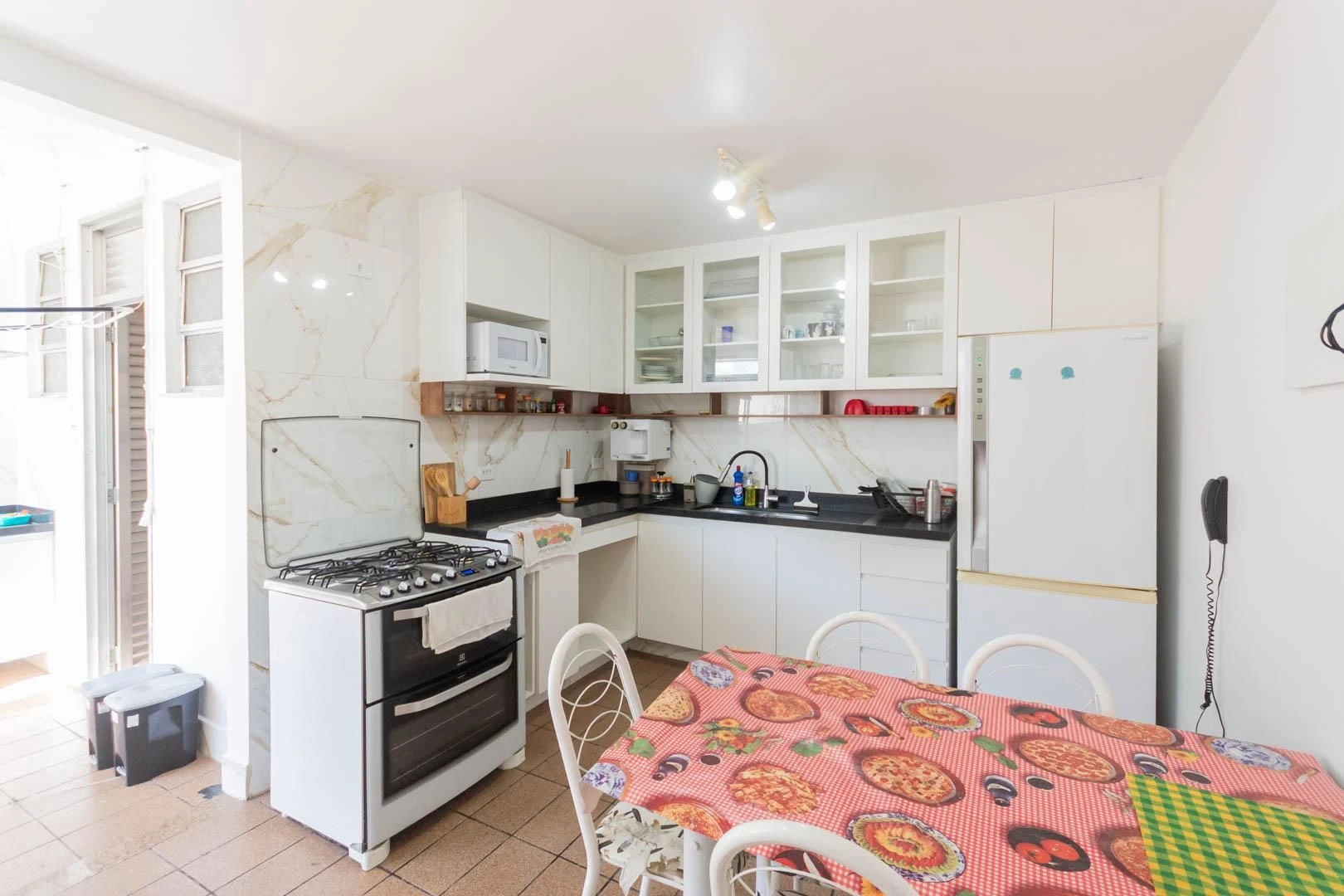 Balcony with a grill in a 3-bedroom apartment, 135 m² — photo 8