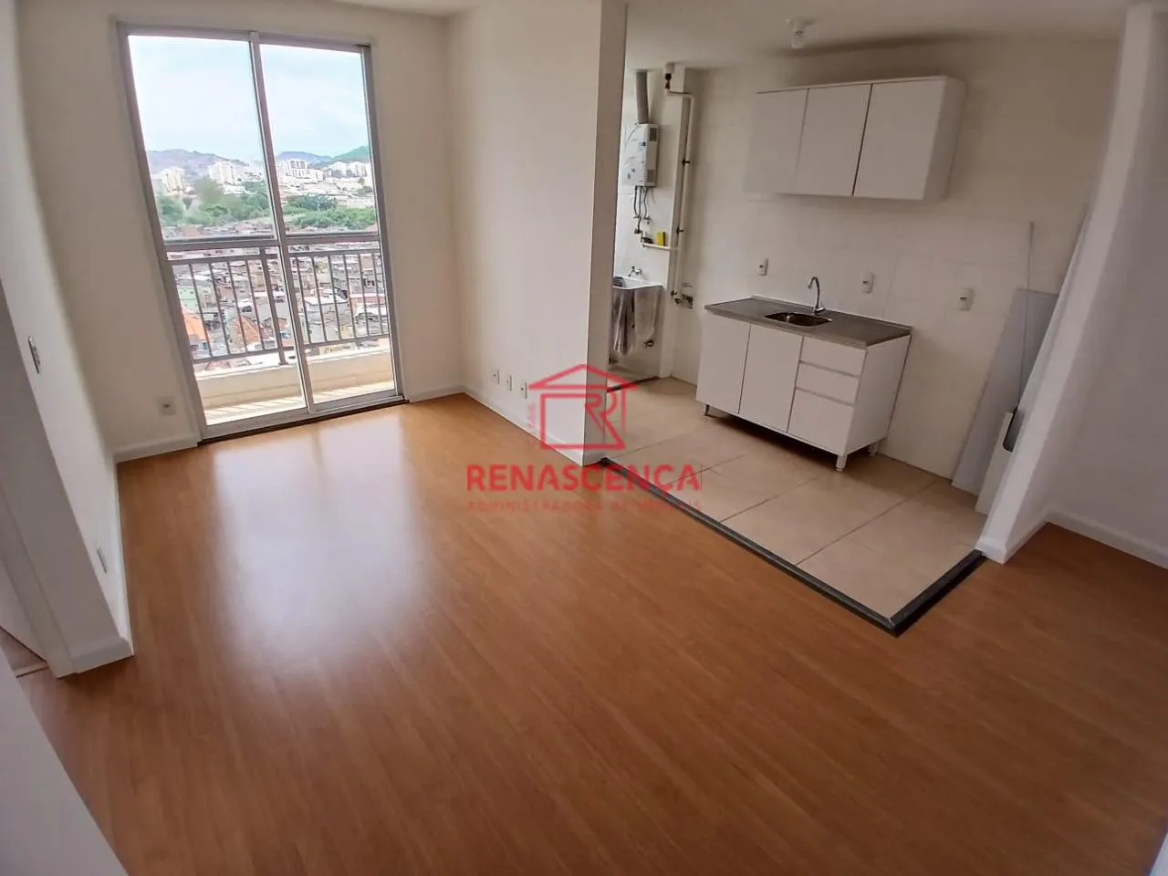 Apartamento de 2 quartos com piso de madeira ou laminado — photo 2