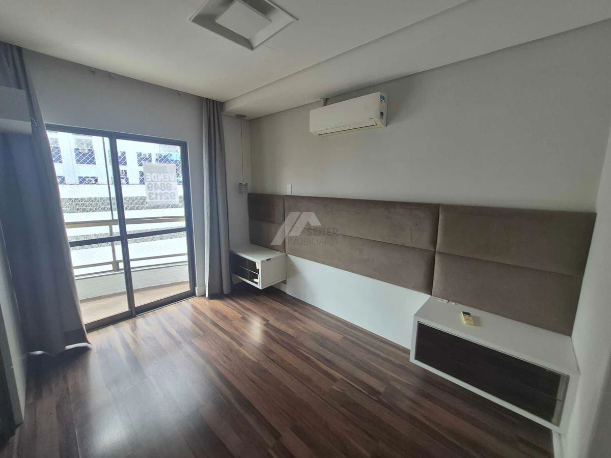 Balcony with a grill in a 3-bedroom apartment, 142 m² — photo 13
