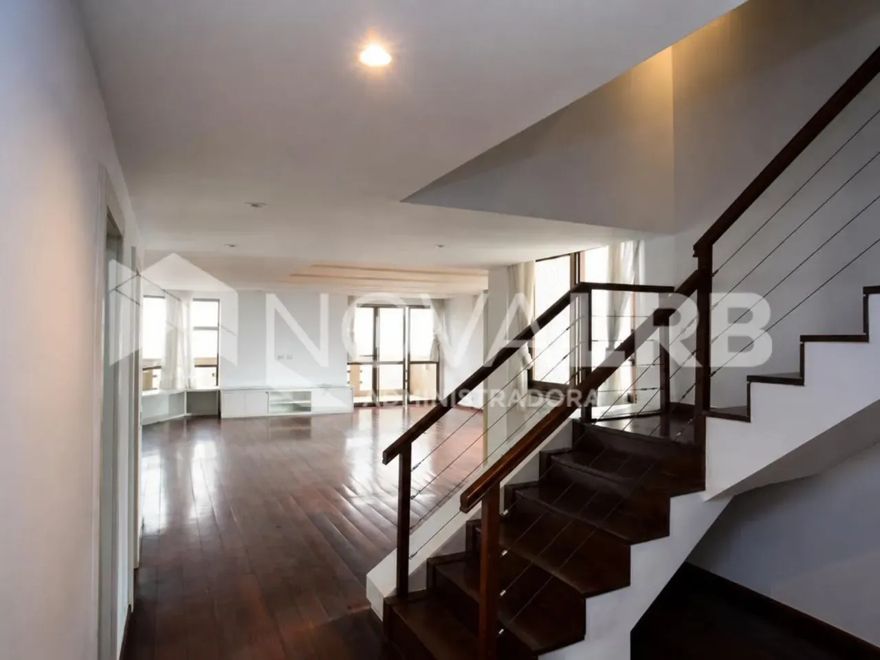 4-bedroom apartment with enclosed glass balcony — photo 2
