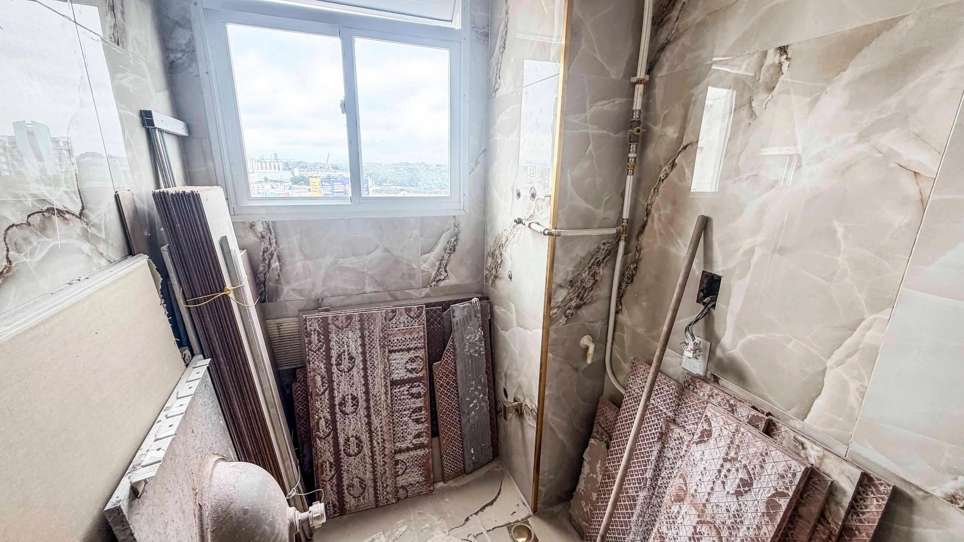 Glass-enclosed balcony in a one-bedroom apartment, 32 m² — photo 38