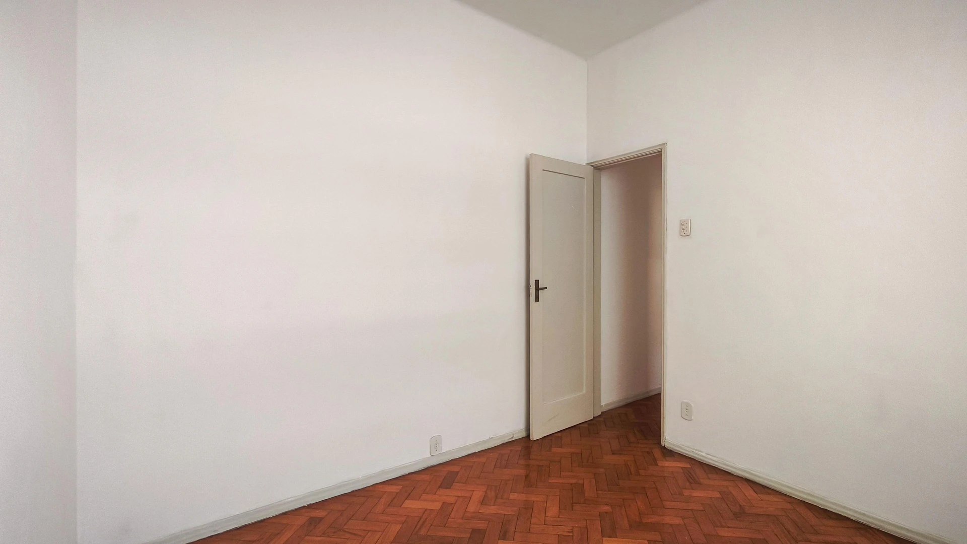 Деревянный пол или ламинат и 1 спальня: квартира 40 м² — photo 21