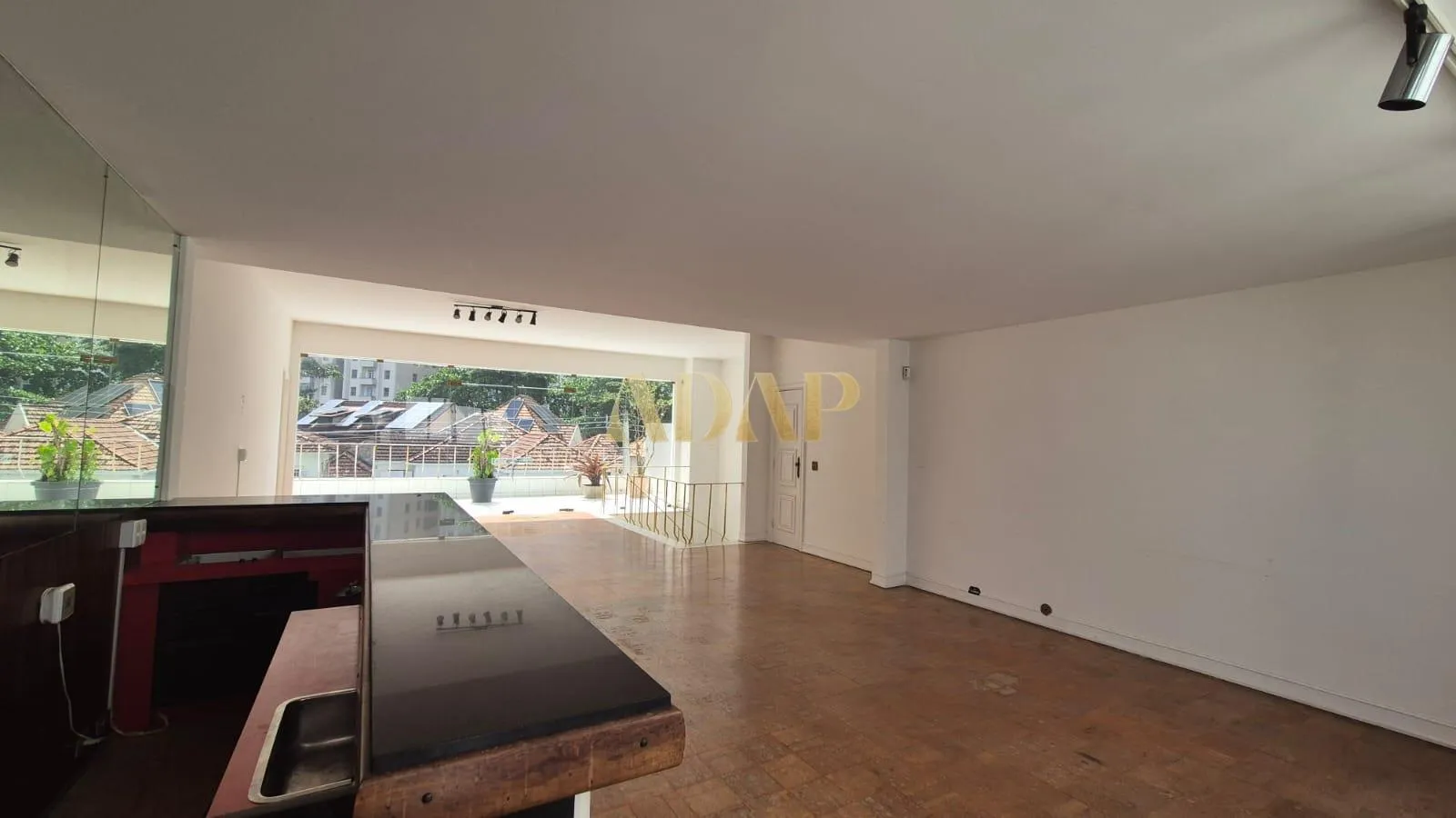 525 m² apartment with a home office and a bathtub — photo 30