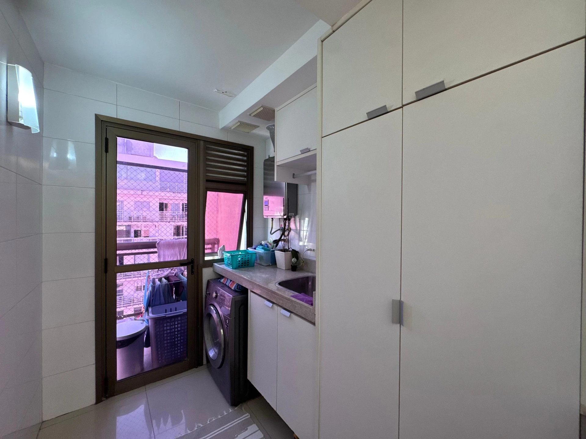 4-bedroom apartment with a glass-enclosed balcony — photo 54