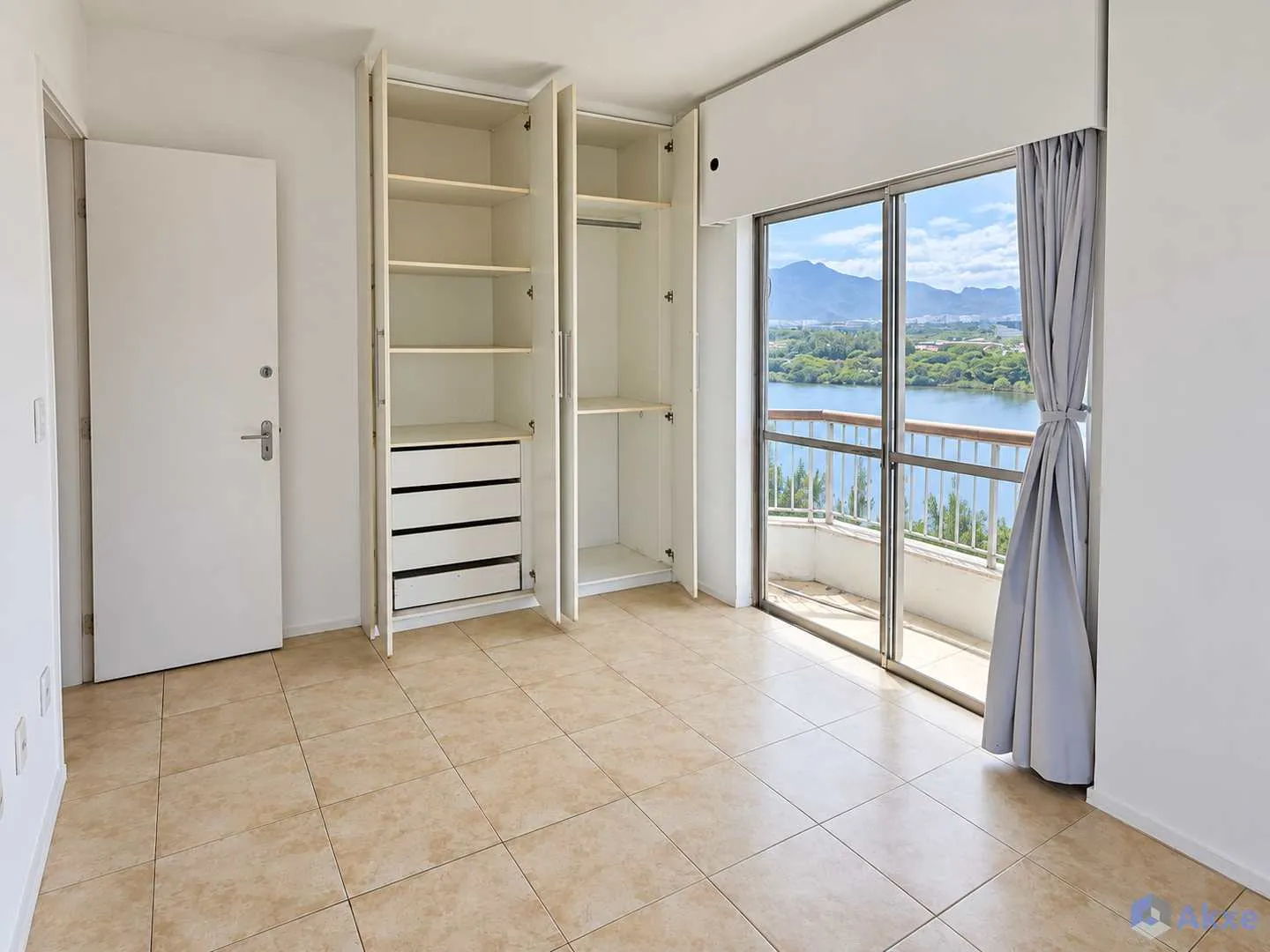 Apartment on the 13th floor with a water view — photo 9