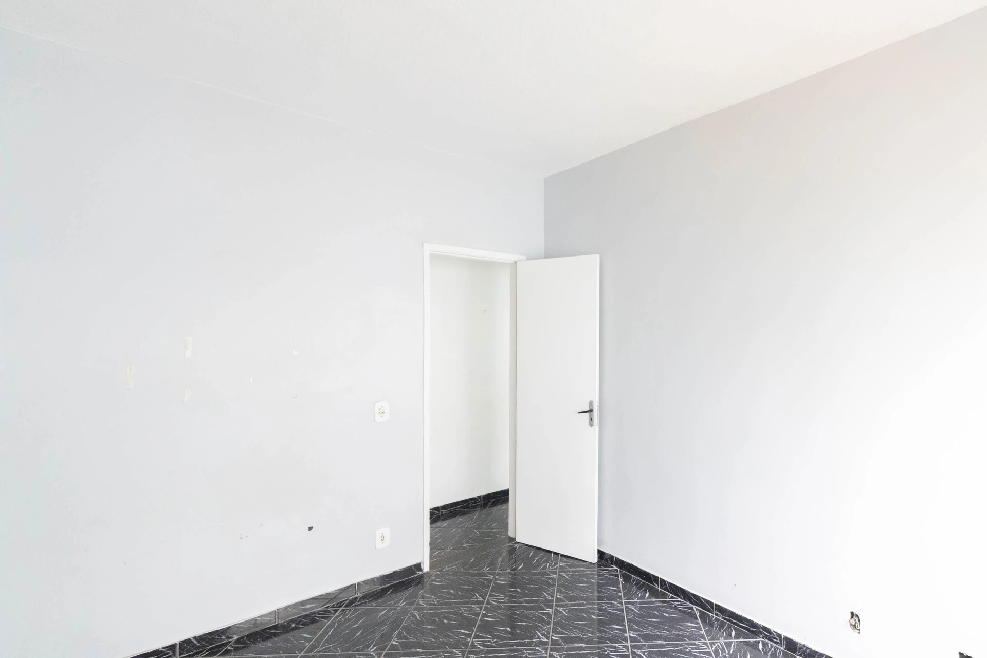 2-bedroom apartment in a building with a gym — photo 30