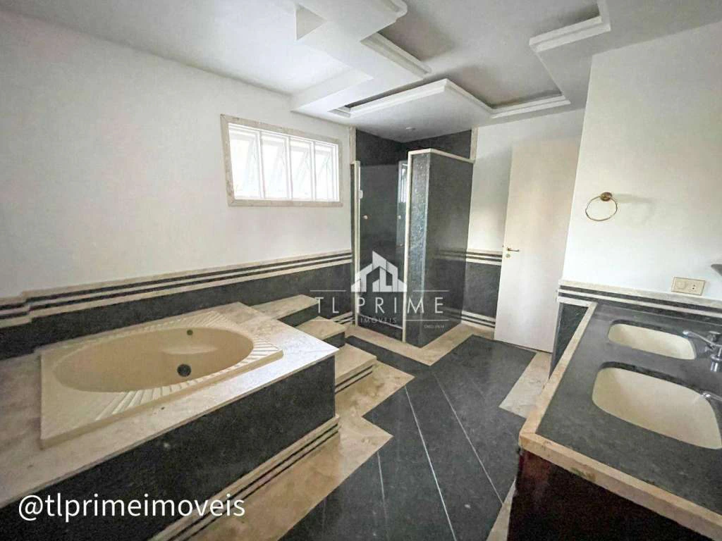House in a gated community with 4 bedrooms and 600 m² — photo 22