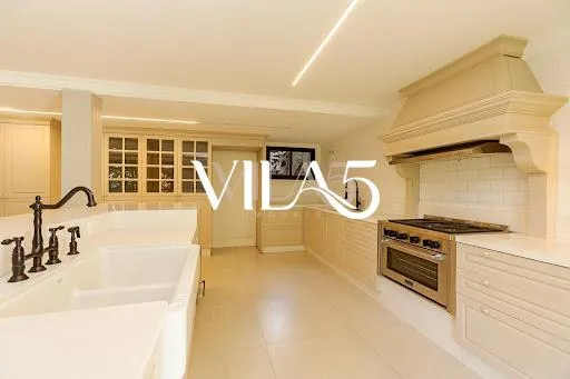 3-bedroom house with a bathtub in Curitiba — photo 50