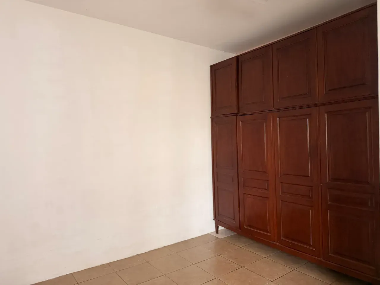 2-bedroom apartment with 1 bathroom and glass shower — photo 4