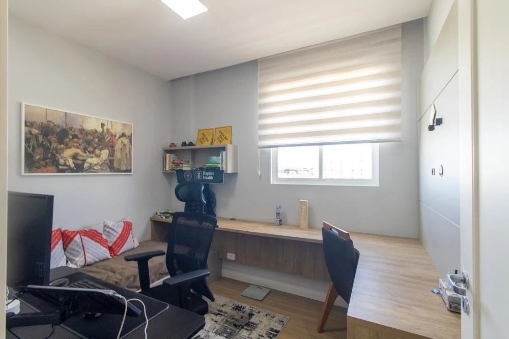 Furnished 2-bedroom apartment with an open-plan kitchen — photo 32