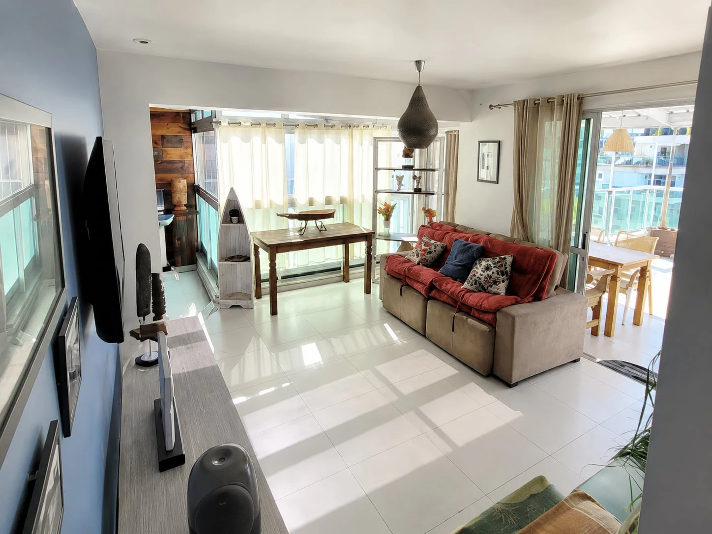 Glass-enclosed balcony in a 3-bedroom apartment, 200 m²