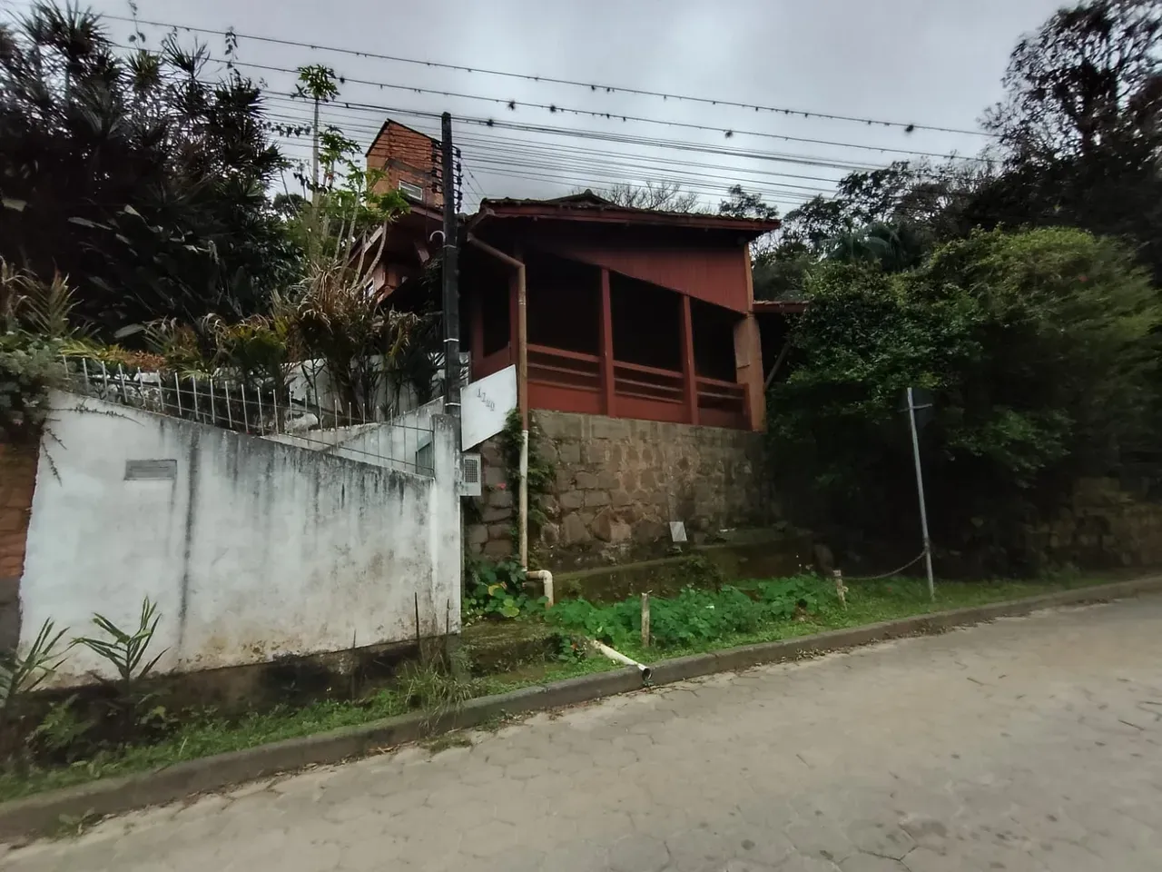 3-bedroom house with a bathtub