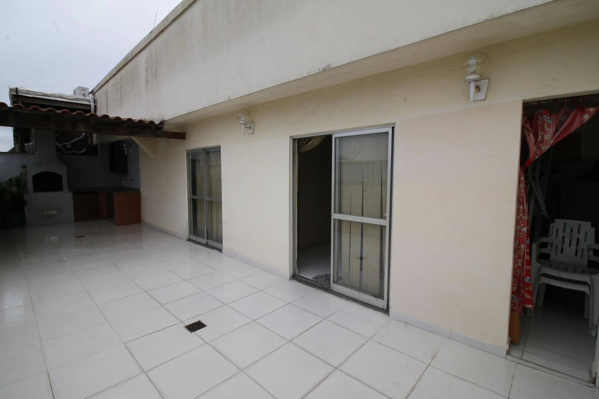 Balcony with a grill in a 3-bedroom apartment, 128 m² — photo 6