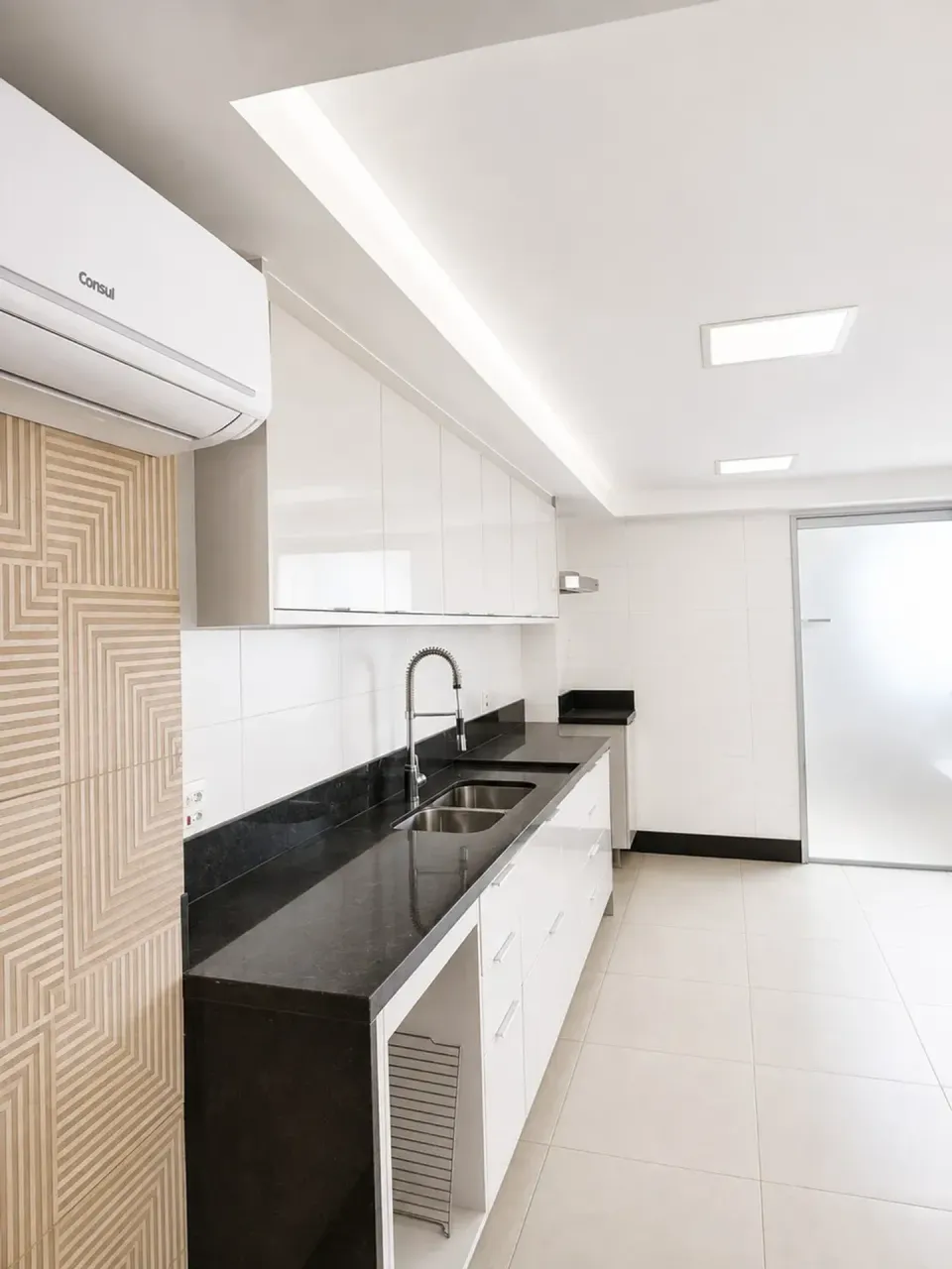 Furnished apartment with 3 bedrooms and 4 bathrooms — photo 19