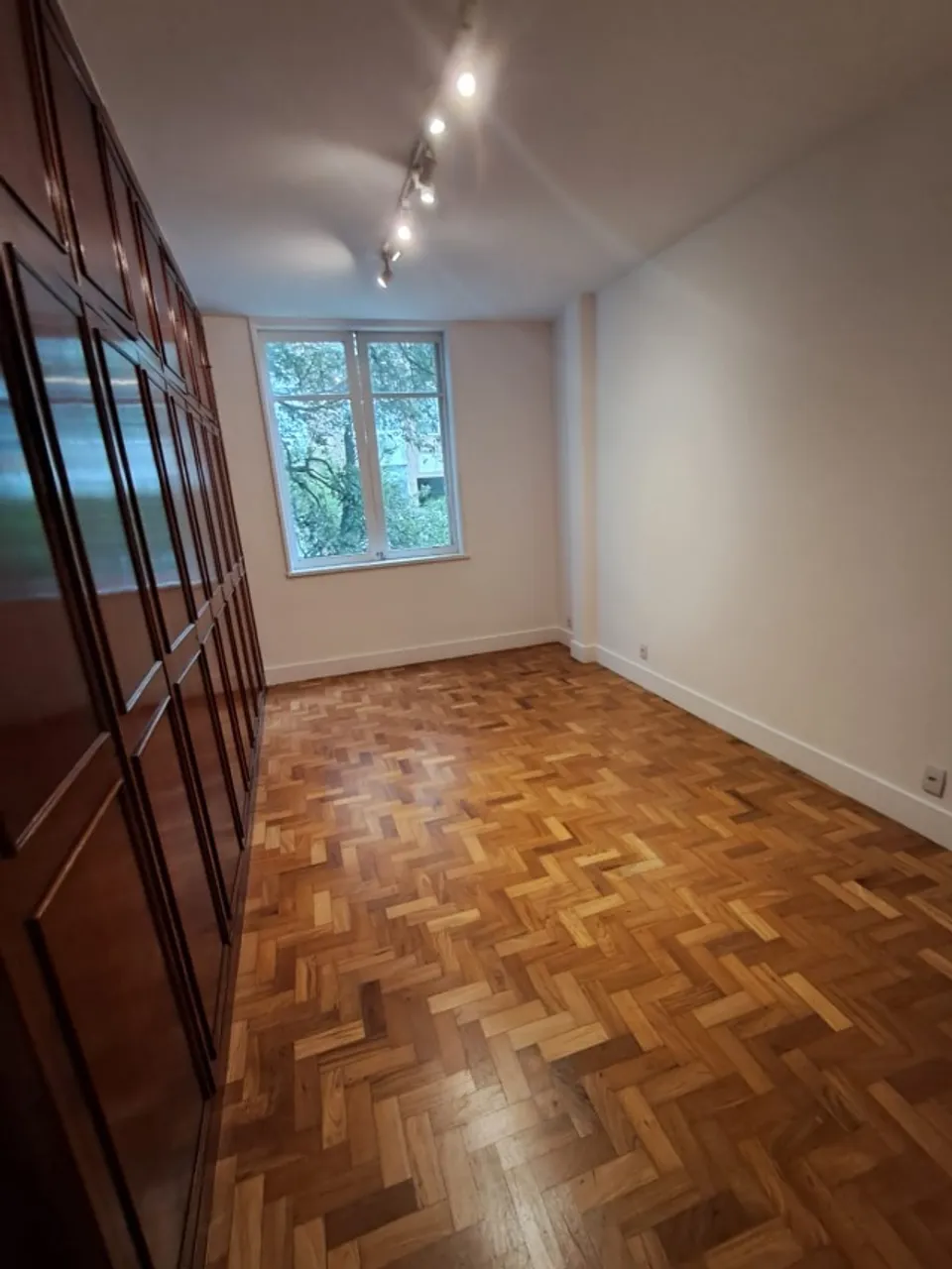 Деревянный пол или ламинат и 3 спальни: квартира 144 м² — photo 9
