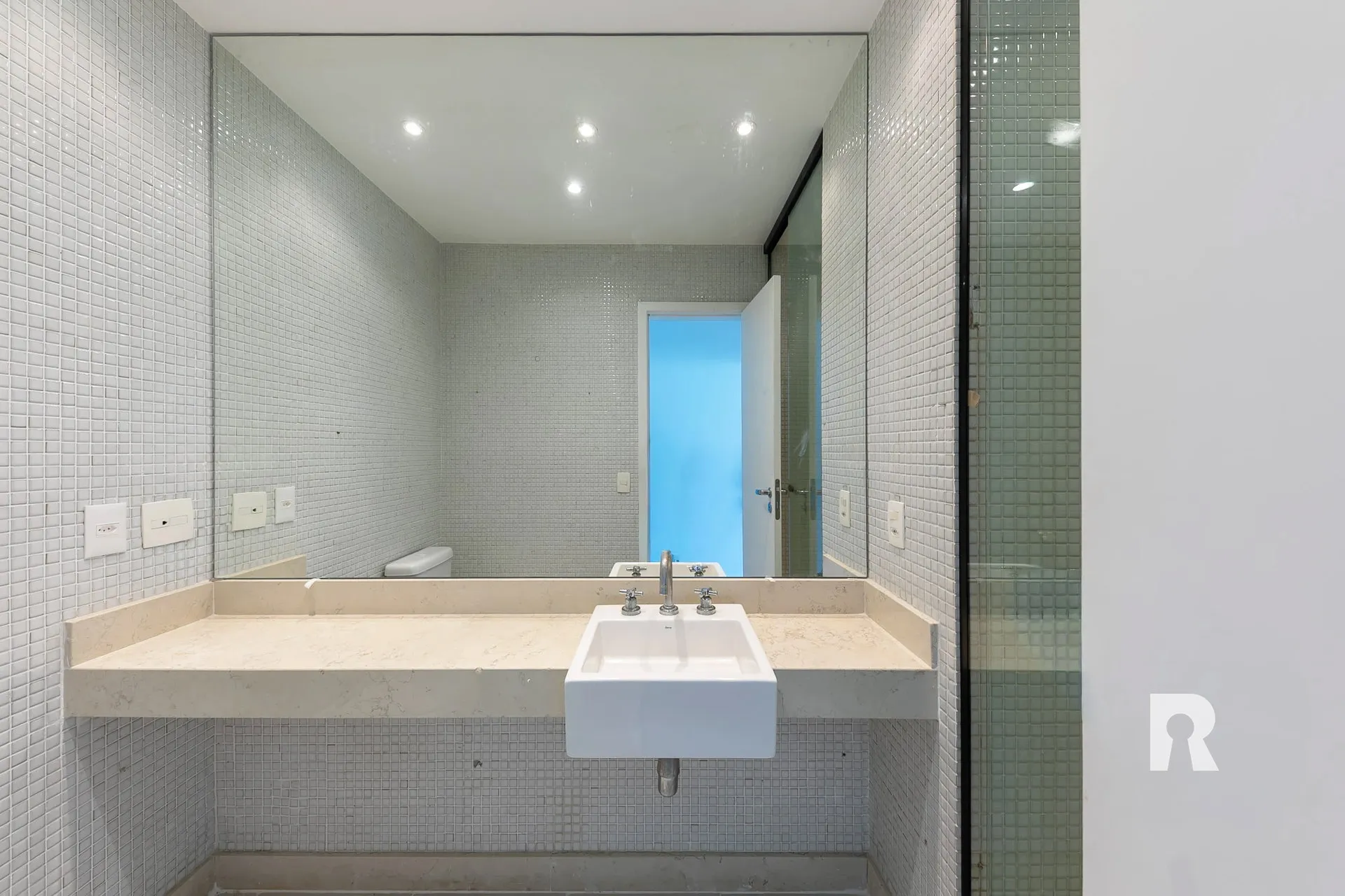 4-bedroom, 5-bath apartment with a balcony — photo 26