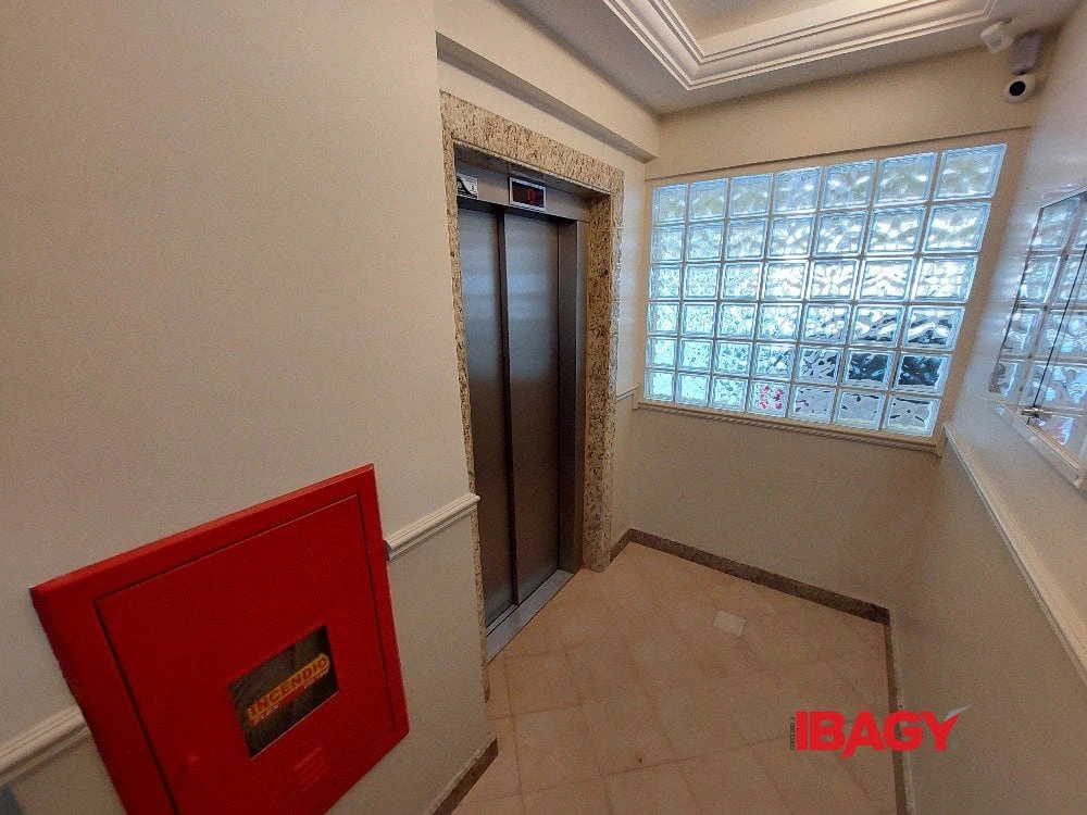 2-bedroom apartment with a closed-off kitchen — photo 15