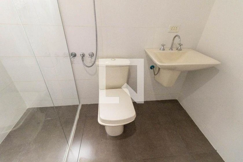 3-bedroom house with wood or laminate floors in Curitiba — photo 9