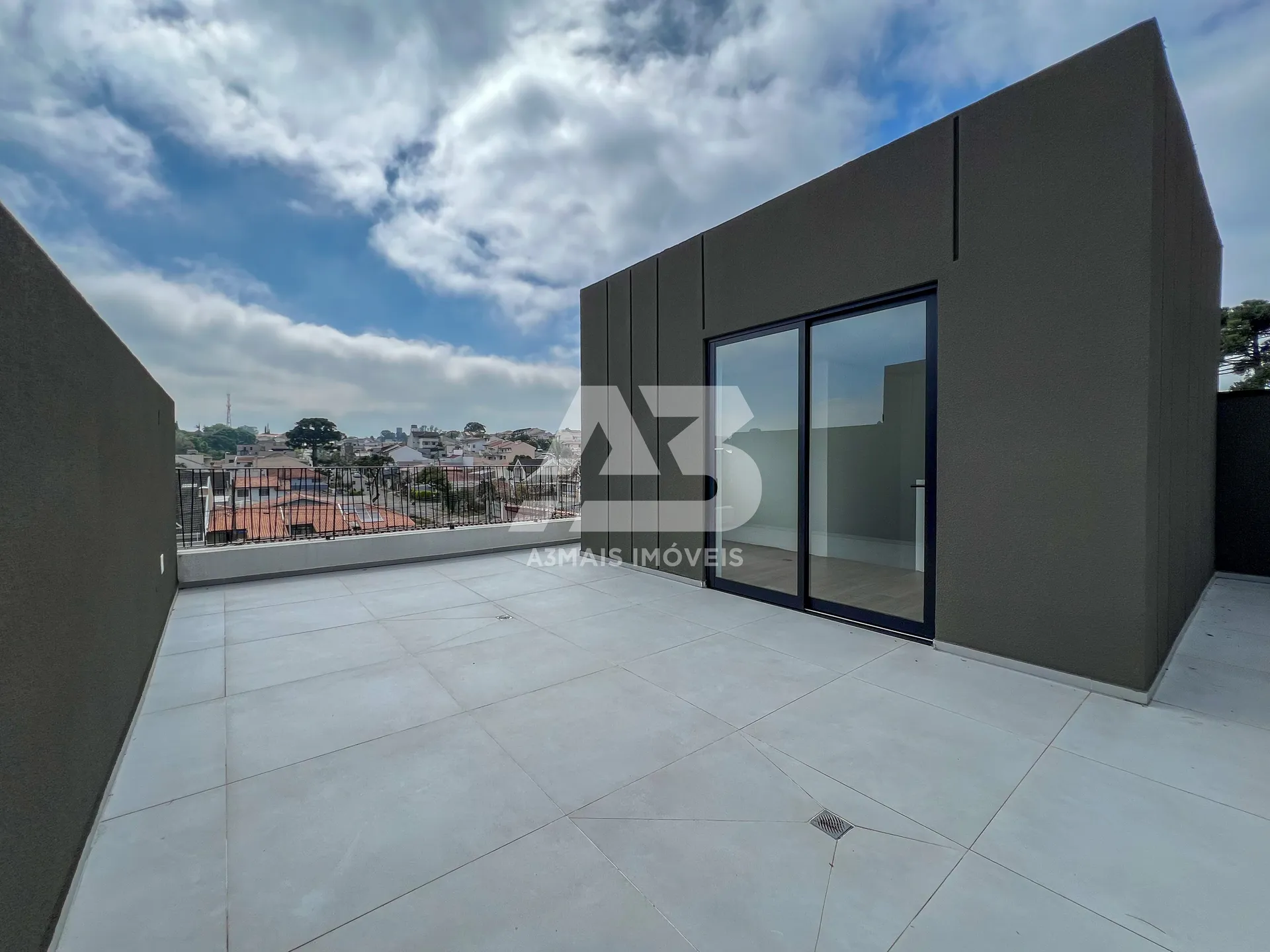 Glass-enclosed balcony in a 3-bedroom house, 137 m²
