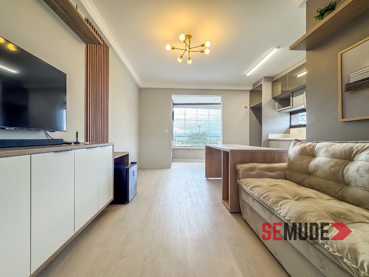 Balcony with a grill in a 2-bedroom apartment, 66 m²
