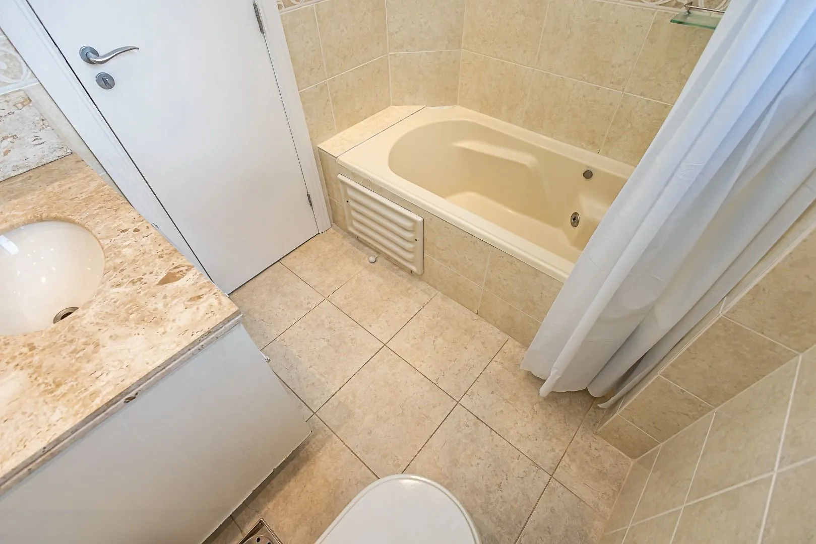 119 m² apartment with floor-to-ceiling windows and a bathtub — photo 24