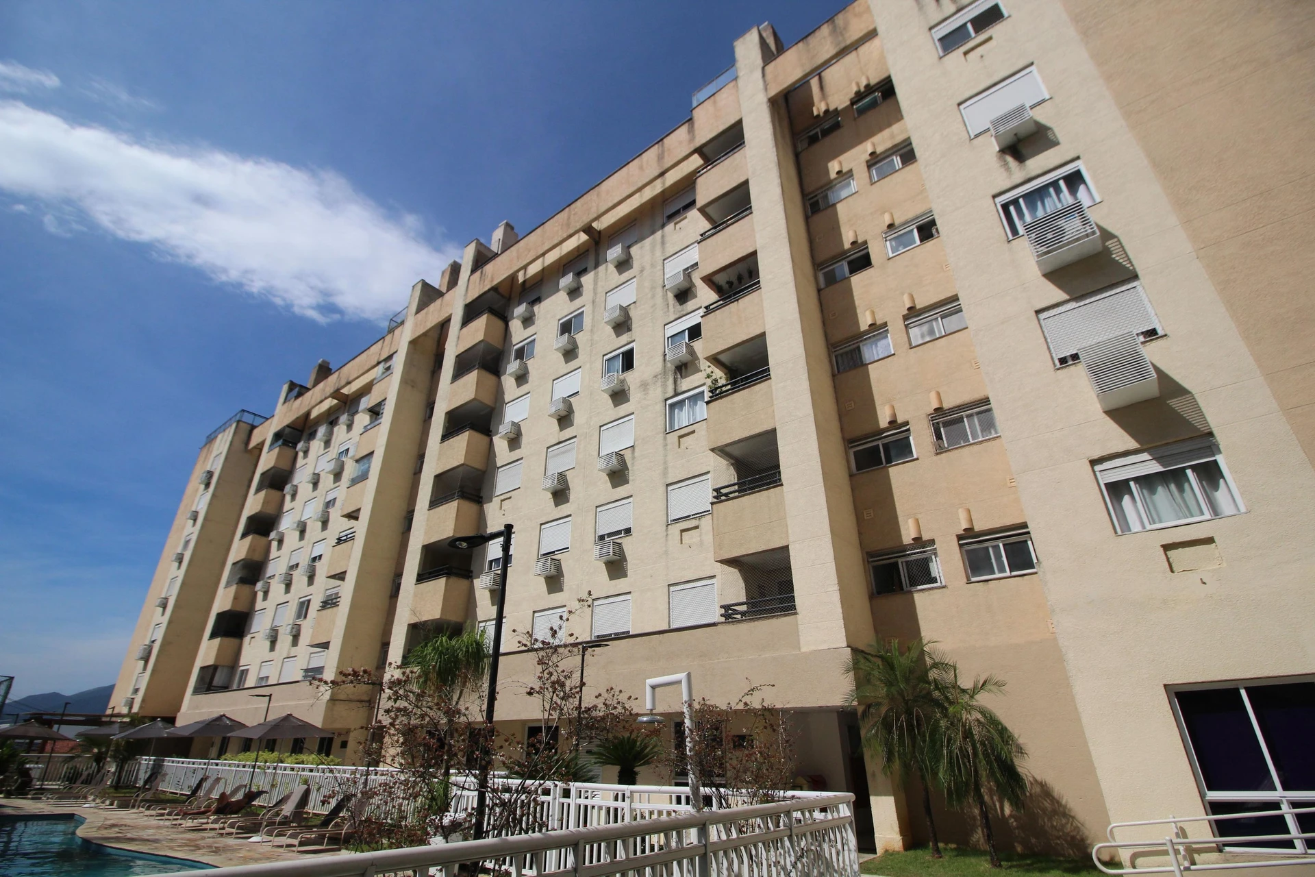 Balcony with a grill in a 3-bedroom apartment, 74 m² — photo 47