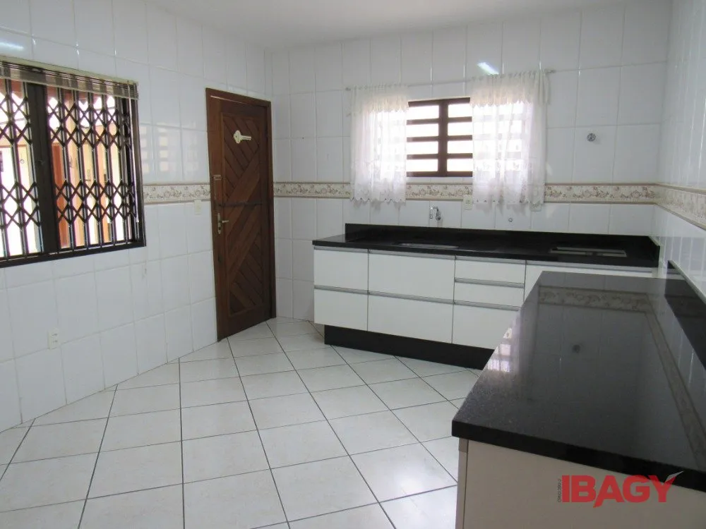 2-bedroom house with a grill on the balcony — photo 4