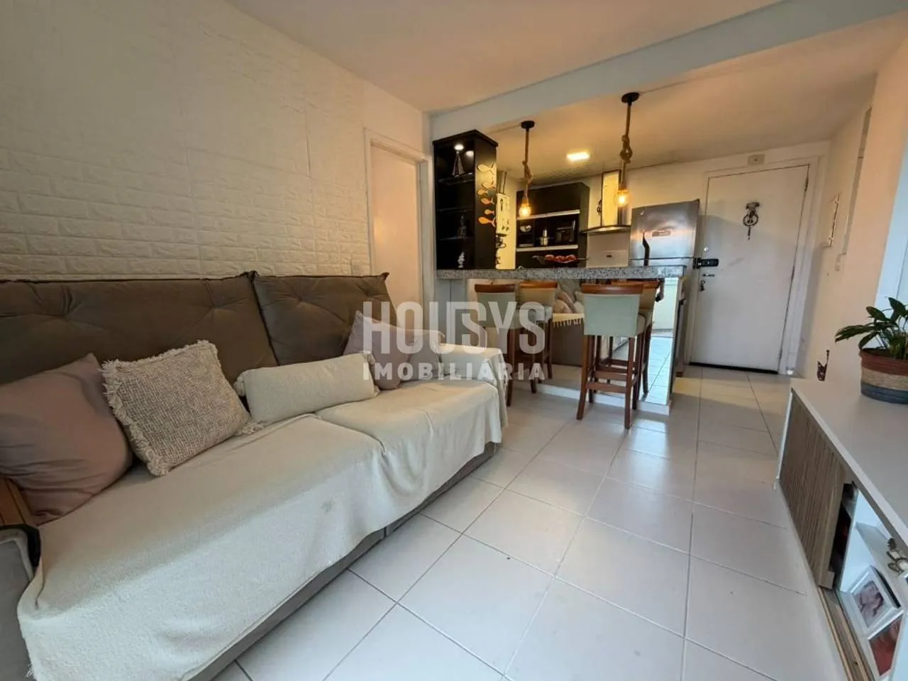 One-bedroom apartment in a building with a tennis court — photo 13