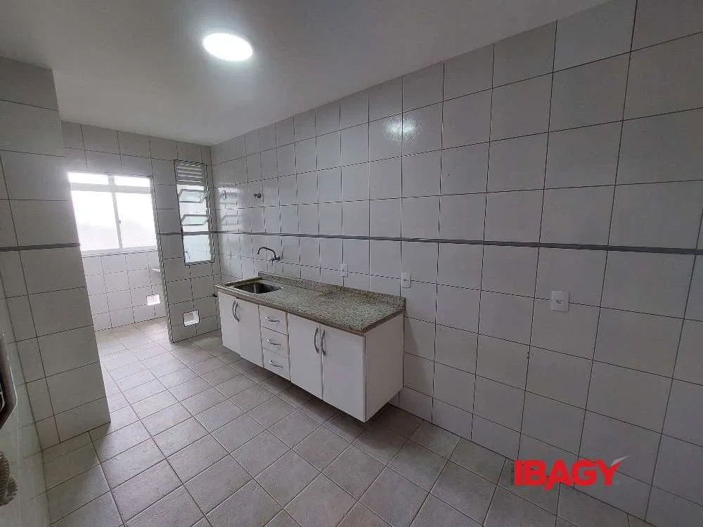 2-bedroom apartment with a closed-off kitchen — photo 2