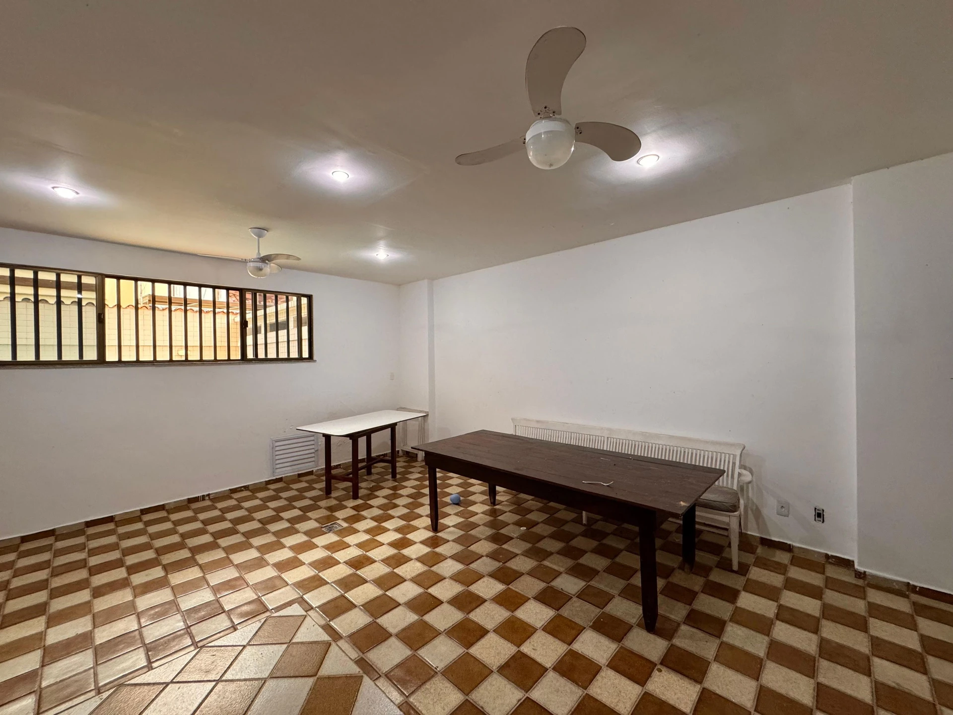 Unfurnished 3-bedroom apartment with enclosed balcony — photo 34