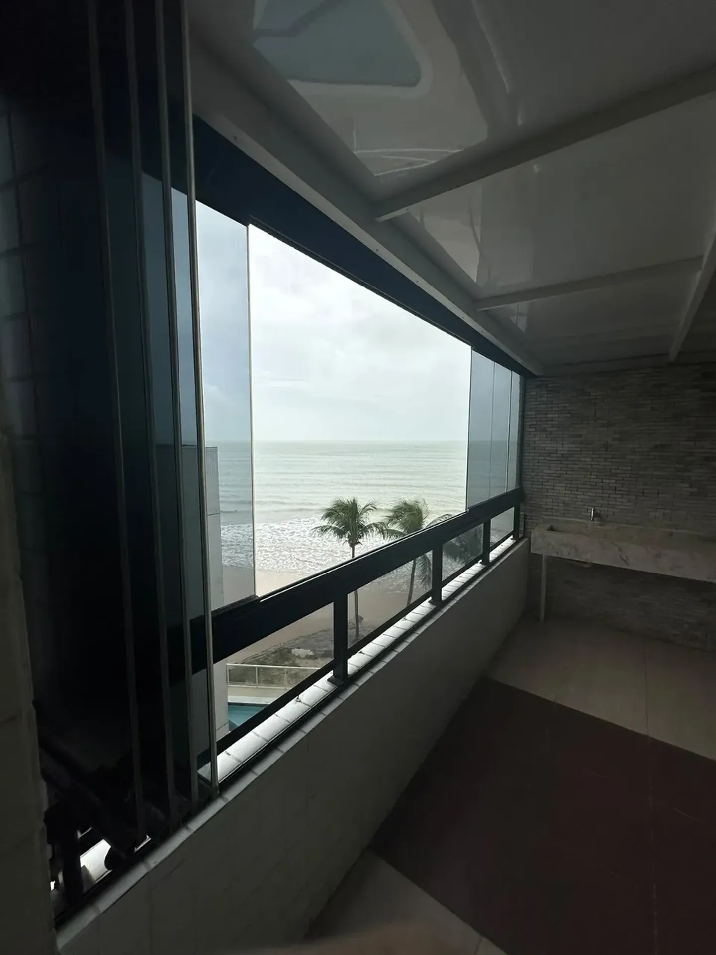 Glass-enclosed balcony in a 3-bedroom apartment, 200 m² — photo 5