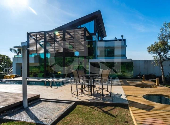 6-suite house with 370 m² and 3 covered parking spots — photo 3