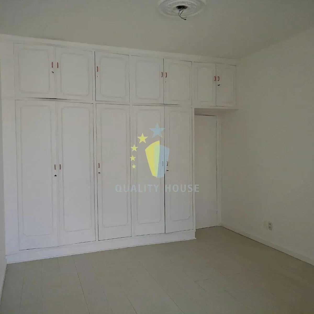 Bathtub in a 2-bedroom apartment, 90 m² — photo 16