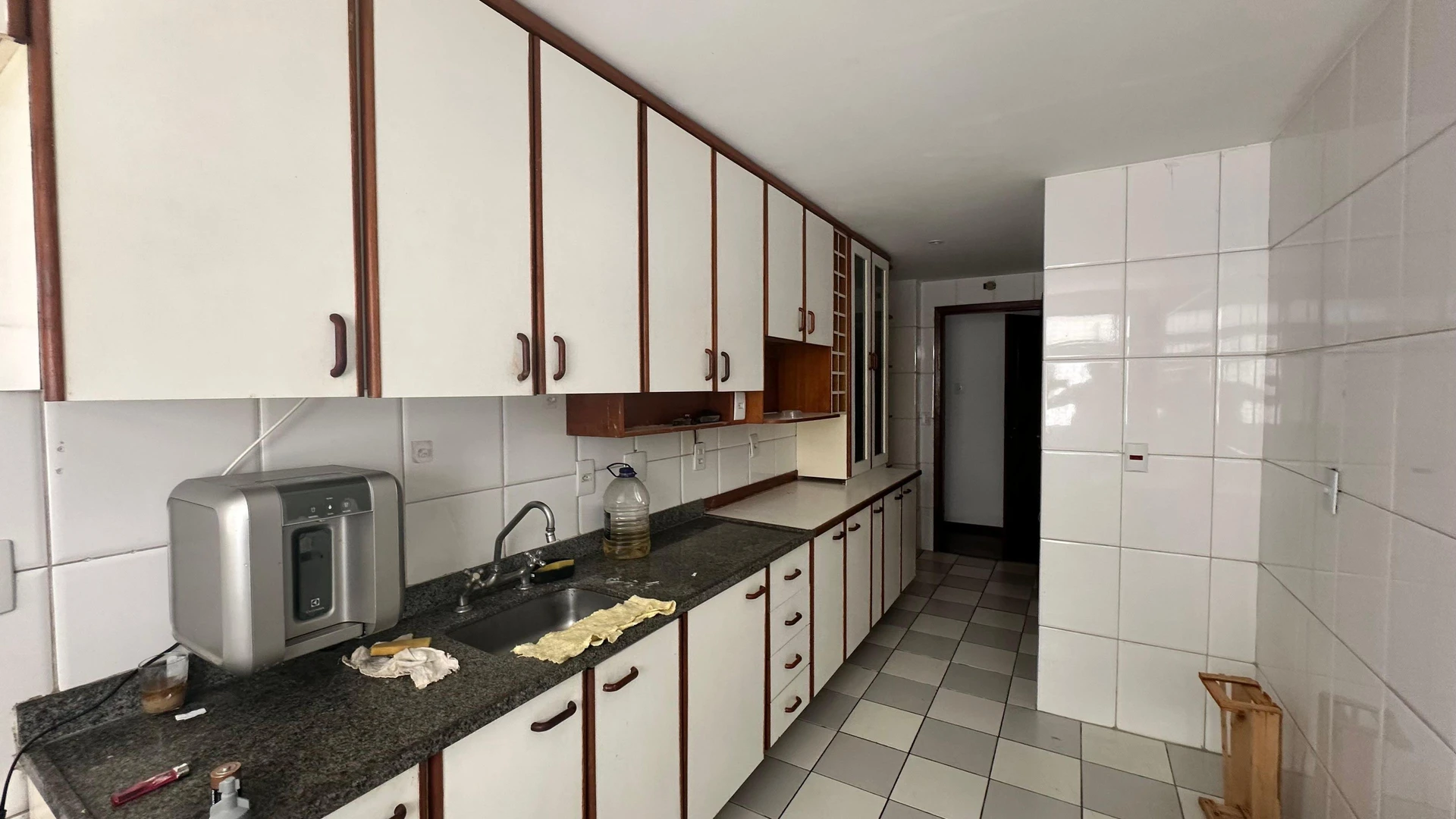 Apartment with built-in wardrobes and a balcony — photo 9