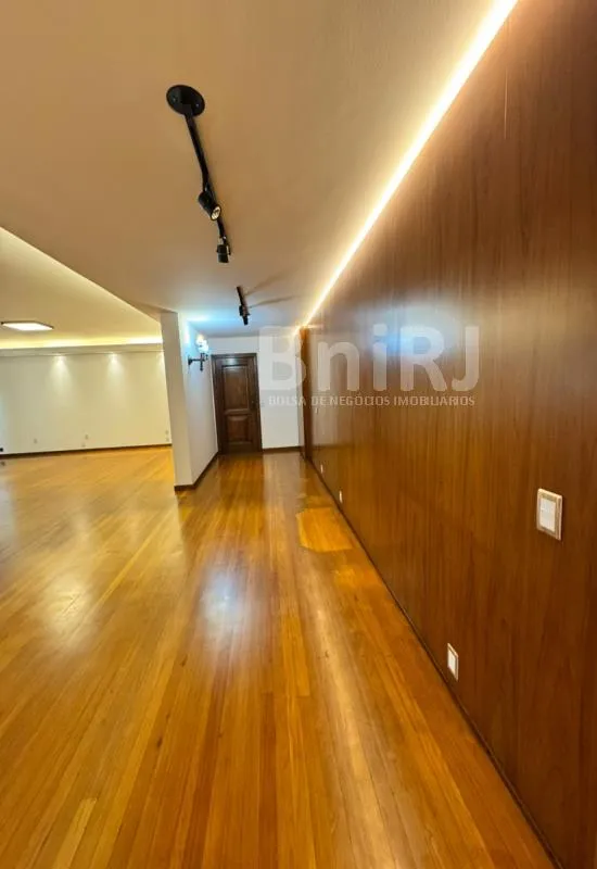 Home office in a 4-bedroom apartment, 280 m² — photo 25