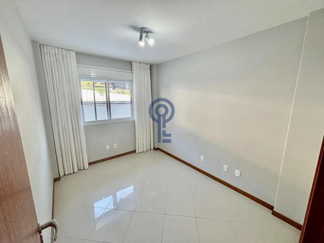 2-bedroom apartment in a building with a gym — photo 9