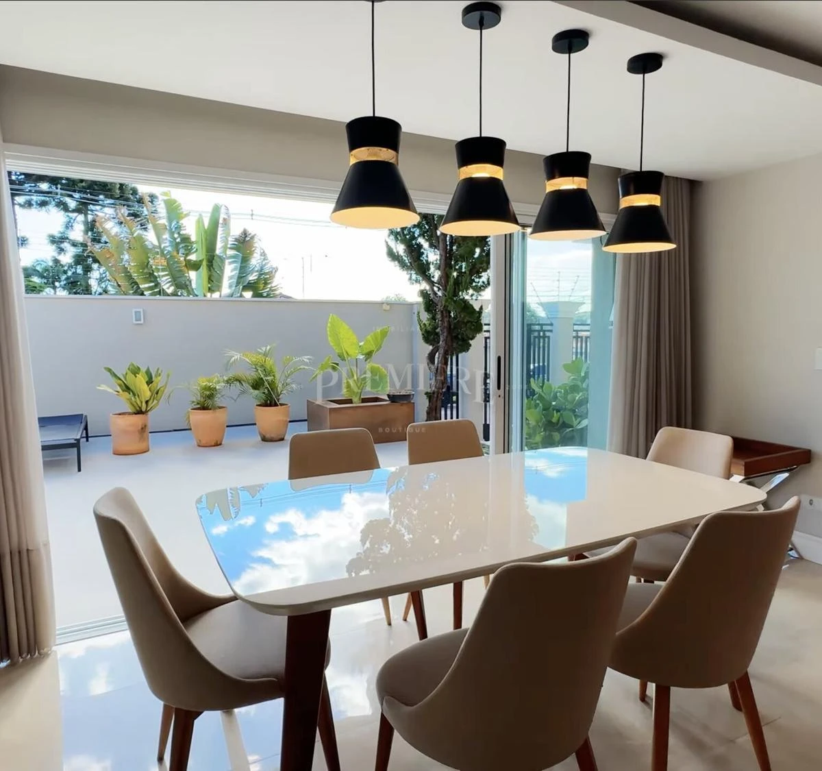4-bedroom house with a glass-enclosed balcony in Curitiba — photo 4