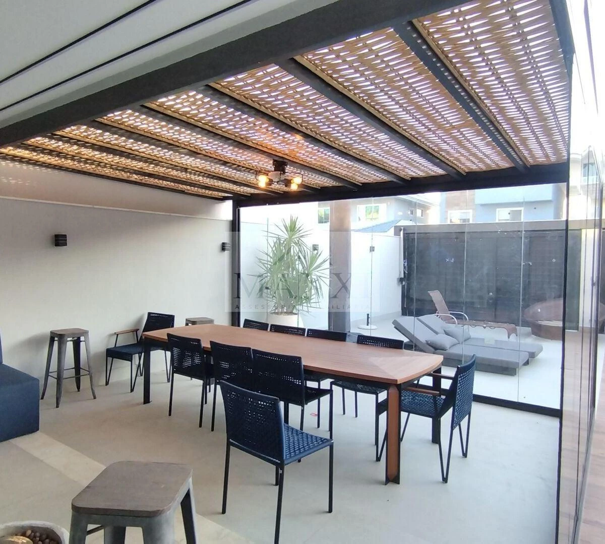 290 m² house with 3 en-suite bedrooms and glass balcony — photo 9