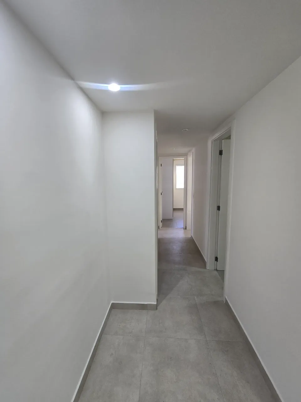 4-bedroom apartment with 3 bathrooms and a balcony — photo 16