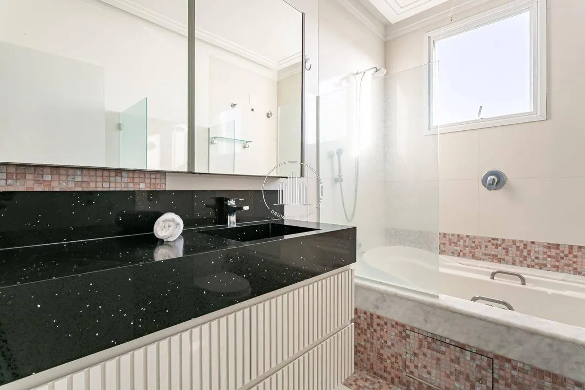 House with 6 en-suite bedrooms, 800 m² and 4 parking spots — photo 41