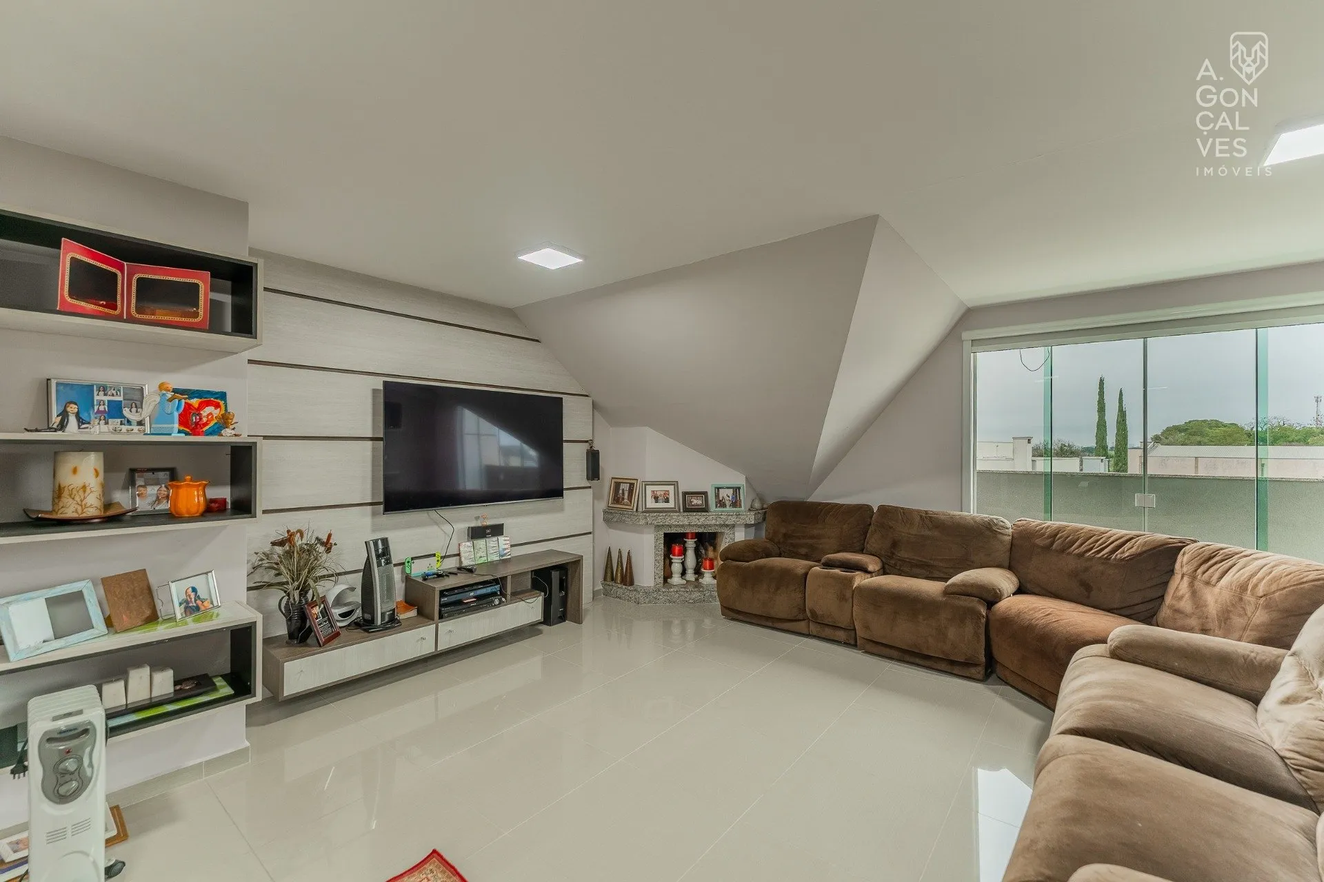 House with 3 bedrooms and a closed kitchen with gas stove — photo 25