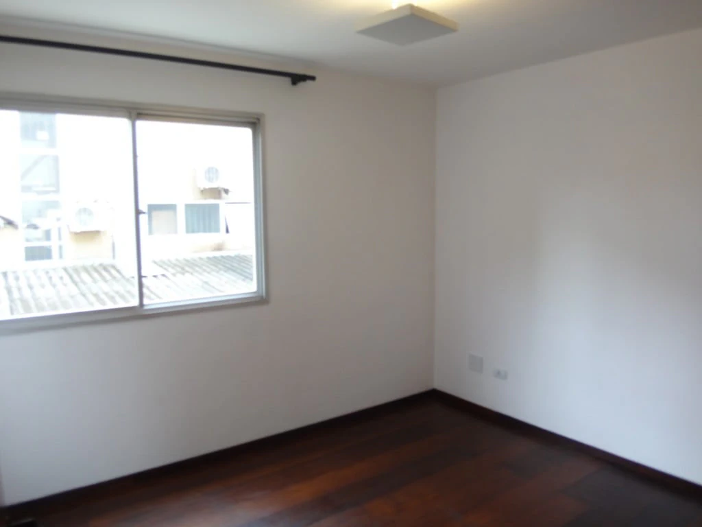 2-bedroom apartment with wood or laminate floors in Curitiba — photo 8