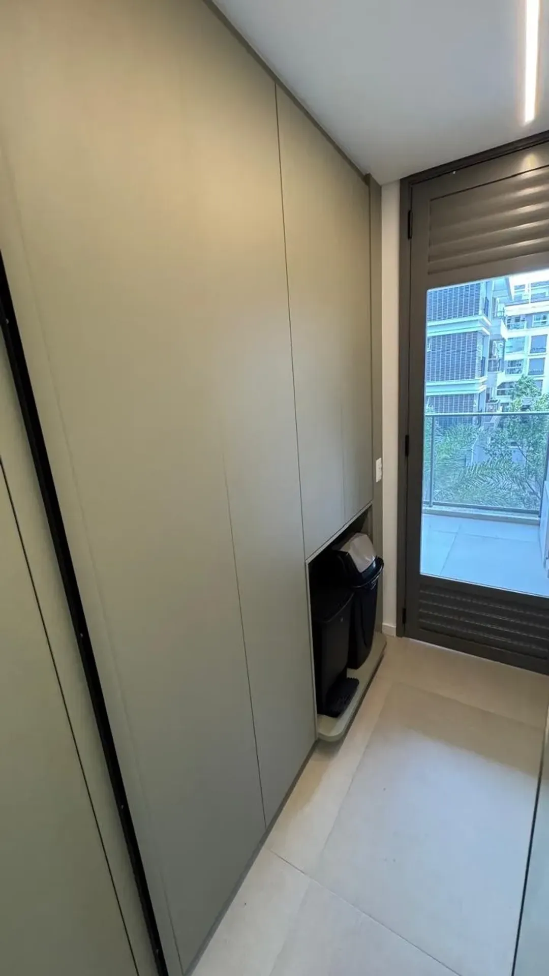 Walk-in closet in a 3-bedroom apartment, 136 m² — photo 22