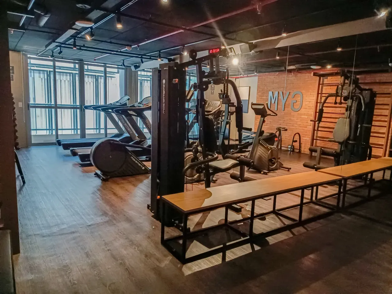 Furnished 1-bedroom apartment with open-plan kitchen — photo 34