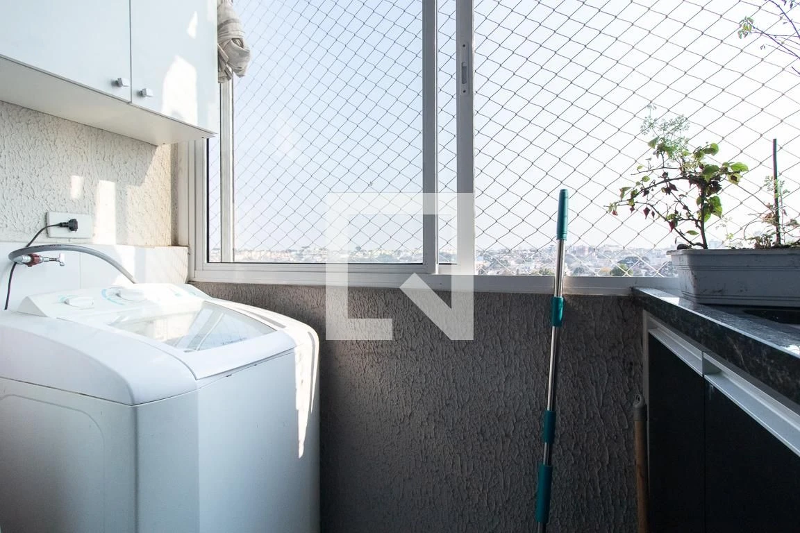Balcony with a grill in a 2-bedroom apartment, 48 m² — photo 32