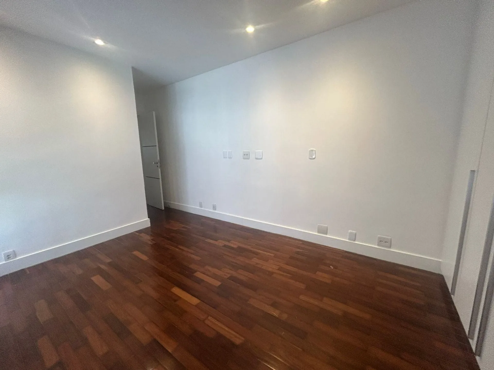 Apartment with 4 bedrooms and an enclosed balcony — photo 42