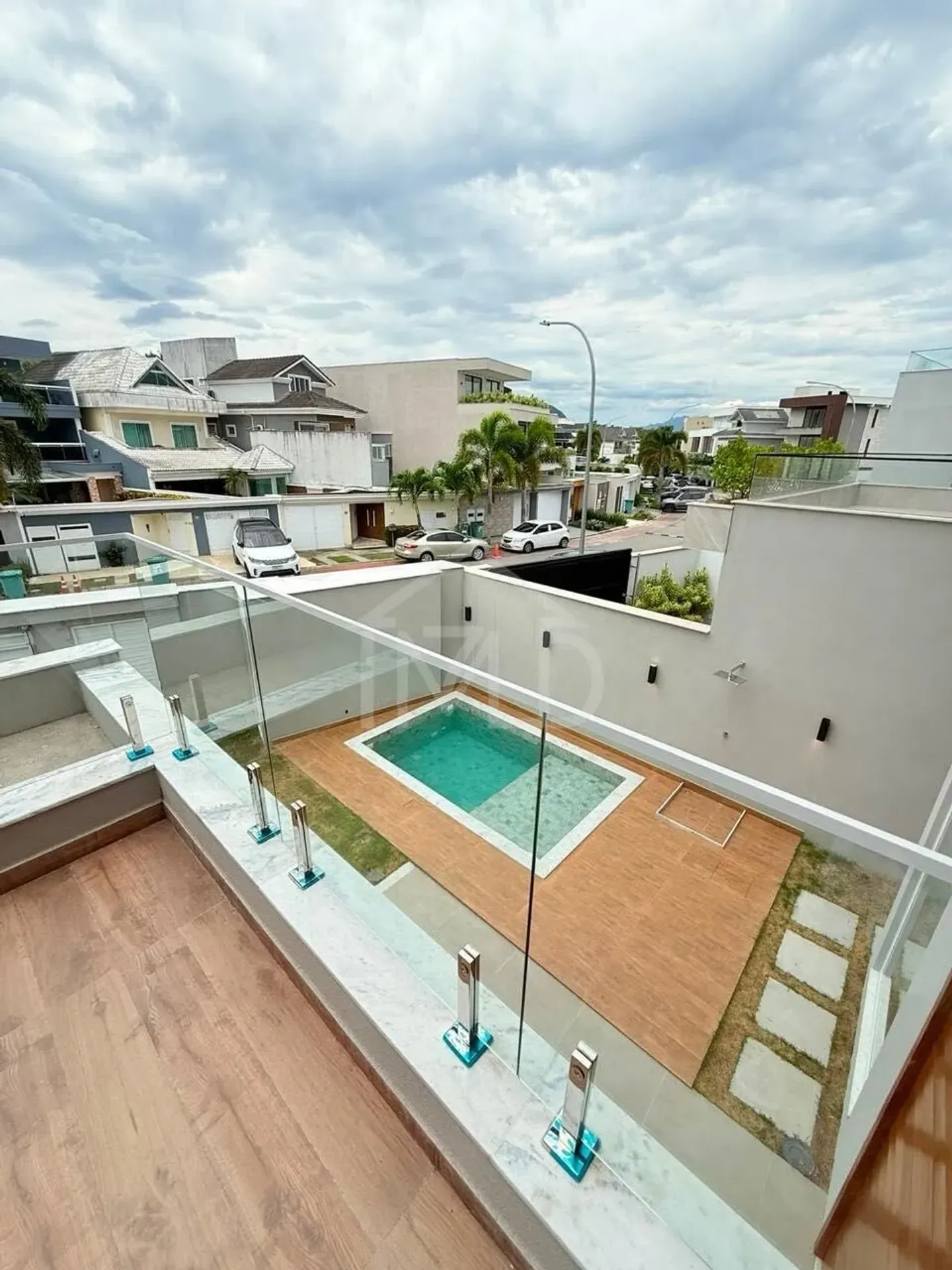 Triplex house with 280 m², 5 suites and balcony grill — photo 23